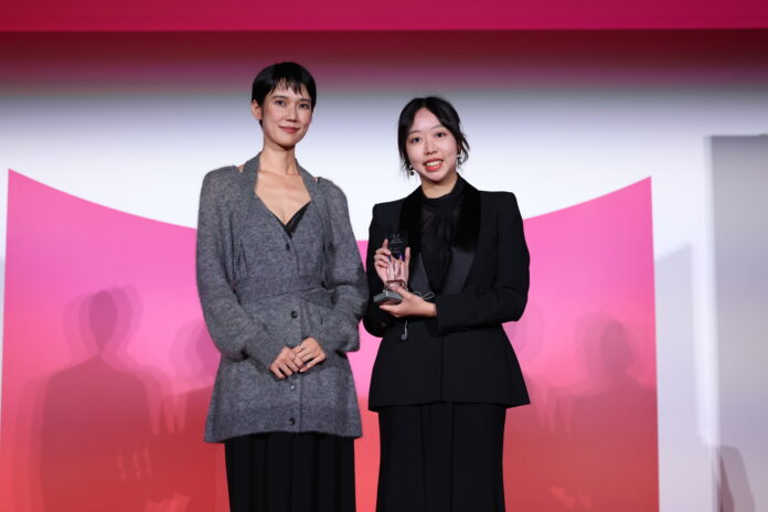 國立臺灣藝術大學陳莉璇導演之《保密例外》榮獲38屆東京國際影展「亞洲學生短片競賽單元」評審團特別獎(右)，左為本單元評審之一並擔任頒獎貴賓的岡本多緒。©2025 TIFF.jpg