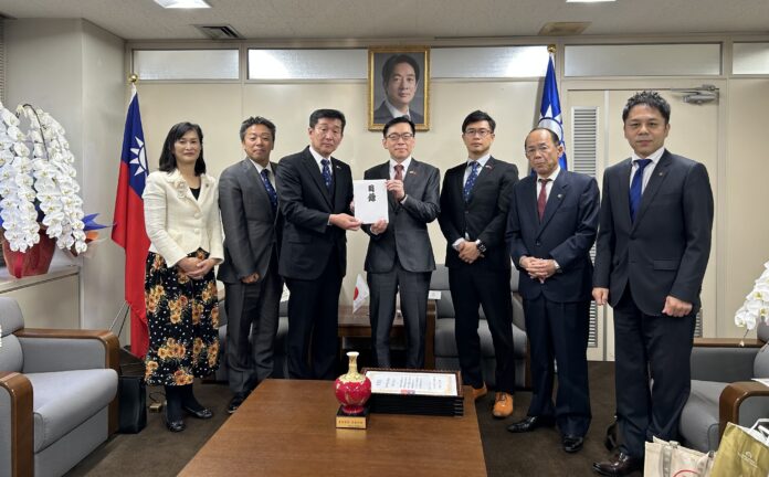 日台高座之友會橋本吉宣會長代表遞交捐款目錄