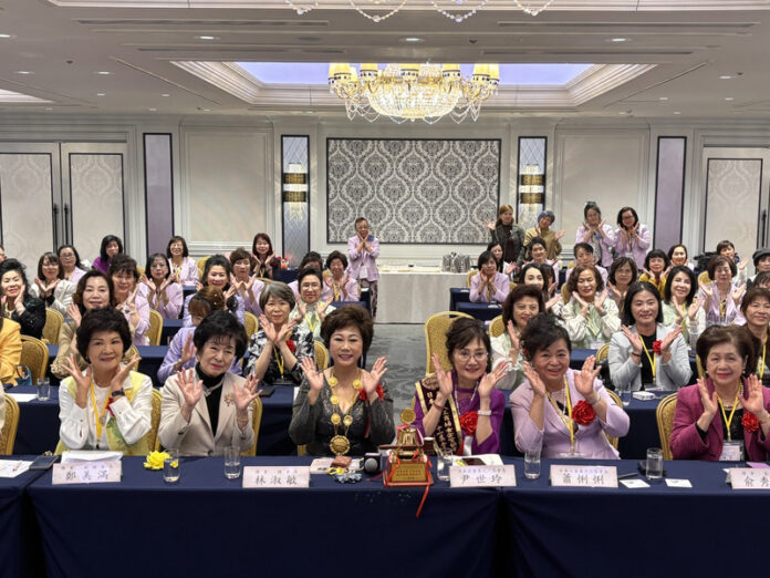 世界華人工商婦女企管協會日本分會23日在東京舉辦會長交接典禮,台日政商界貴賓雲集。前排左起為總會副總會長鄭美滿、前日本參議員山東昭子、世華總會長林淑敏、日本分會第11屆會長尹世玲、第12屆會長蕭悧悧、世華總會監事長俞秀霞。(圖/中央社) 世界華人工商婦女企管協會日本分會23日在東京舉辦會長交接典禮,台日政商界貴賓雲集。前排左起為總會副總會長鄭美滿、前日本參議員山東昭子、世華總會長林淑敏、日本分會第11屆會長尹世玲、第12屆會長蕭悧悧、世華總會監事長俞秀霞。(圖/中央社)