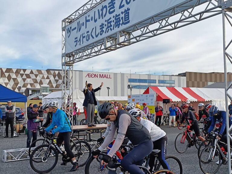參加者在日本福島縣磐城市「浜海道自行車活動」起點整裝出發，現場氣氛熱烈，象徵復興與友誼的踩踏正式開跑。