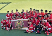 台日交流賽後台大醫橄校友與在校生在長崎市營球場展旗合影留念