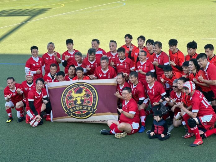 台日交流賽後台大醫橄校友與在校生在長崎市營球場展旗合影留念 台日交流賽後台大醫橄校友與在校生在長崎市營球場展旗合影留念