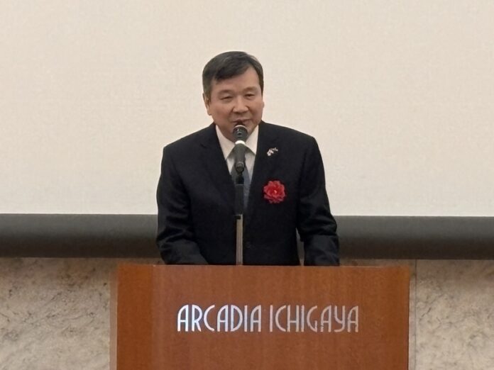 日本李登輝之友會21日舉辦年度忘年會，駐日代表李逸洋出席致詞指出，日本首相高市早苗「存亡危機事態」的相關發言，引發中國單方面升高區域緊張、反覆採取挑釁行動。他強調，在印度太平洋地區，中國已成為當前最大的和平破壞者。（圖/中央社）