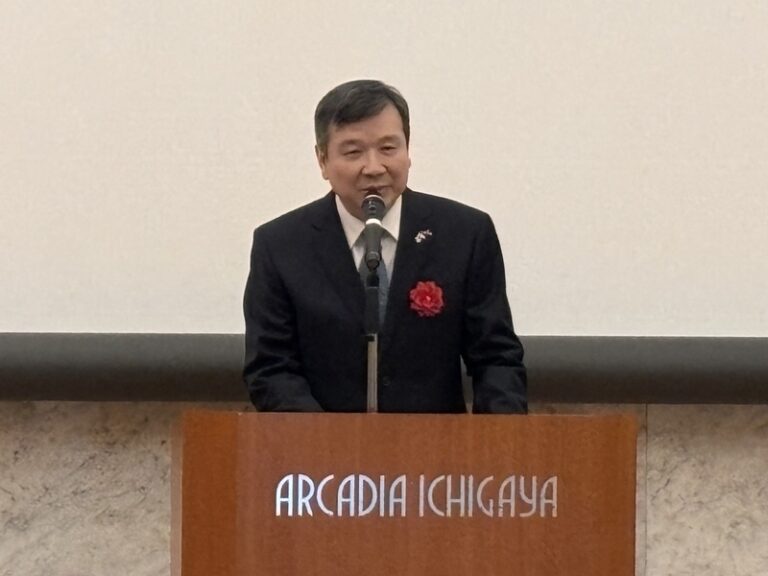 日本李登輝之友會21日舉辦年度忘年會，駐日代表李逸洋出席致詞指出，日本首相高市早苗「存亡危機事態」的相關發言，引發中國單方面升高區域緊張、反覆採取挑釁行動。他強調，在印度太平洋地區，中國已成為當前最大的和平破壞者。（圖/中央社）