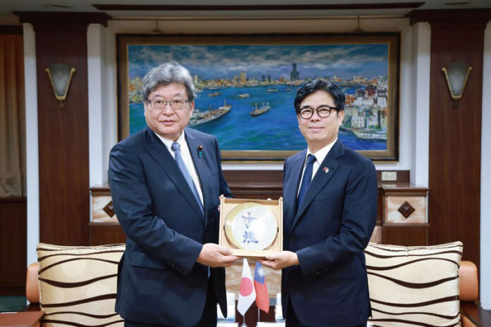 陳其邁高雄市長（右）と面会する自民党の萩生田光一幹事長代行＝12月23日、高雄市（圖/中央社）