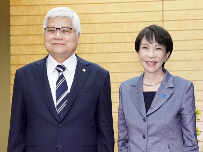 晶圓代工廠台積電董事長魏哲家（左）5日與日本首相高市早苗（右）會面，兩人在東京首相官邸合影。（圖:中央社）