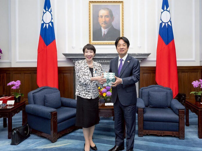 訪台した高市早苗衆院議員(左)と面会する頼清徳総統(圖:総統府提供) 訪台した高市早苗衆院議員(左)と面会する頼清徳総統(圖:総統府提供)