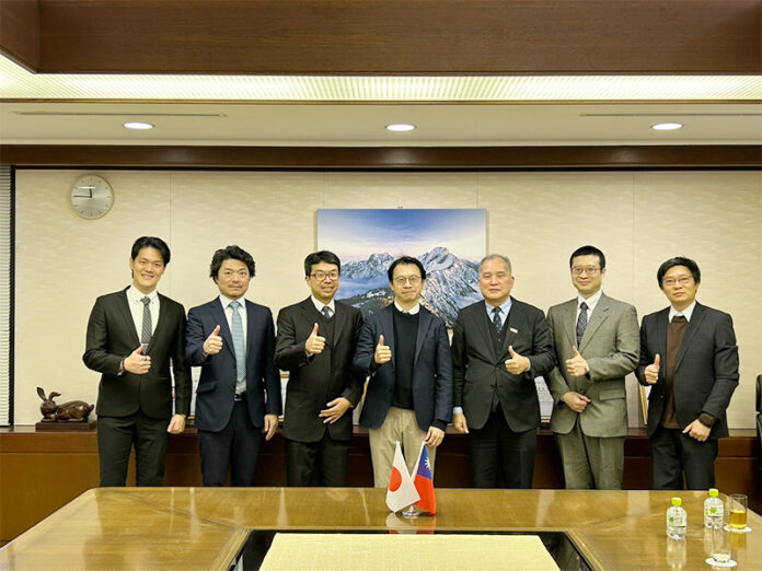 台科會王貞翊理事長(左3)暨常務理監事代表與台灣駐日代表處科技組吳嘉文組長(右4)合影