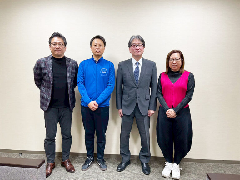 左1：坂本和也顧問、左2甲裴敬大係長、右2三輪副町長、右1錢妙玲社主