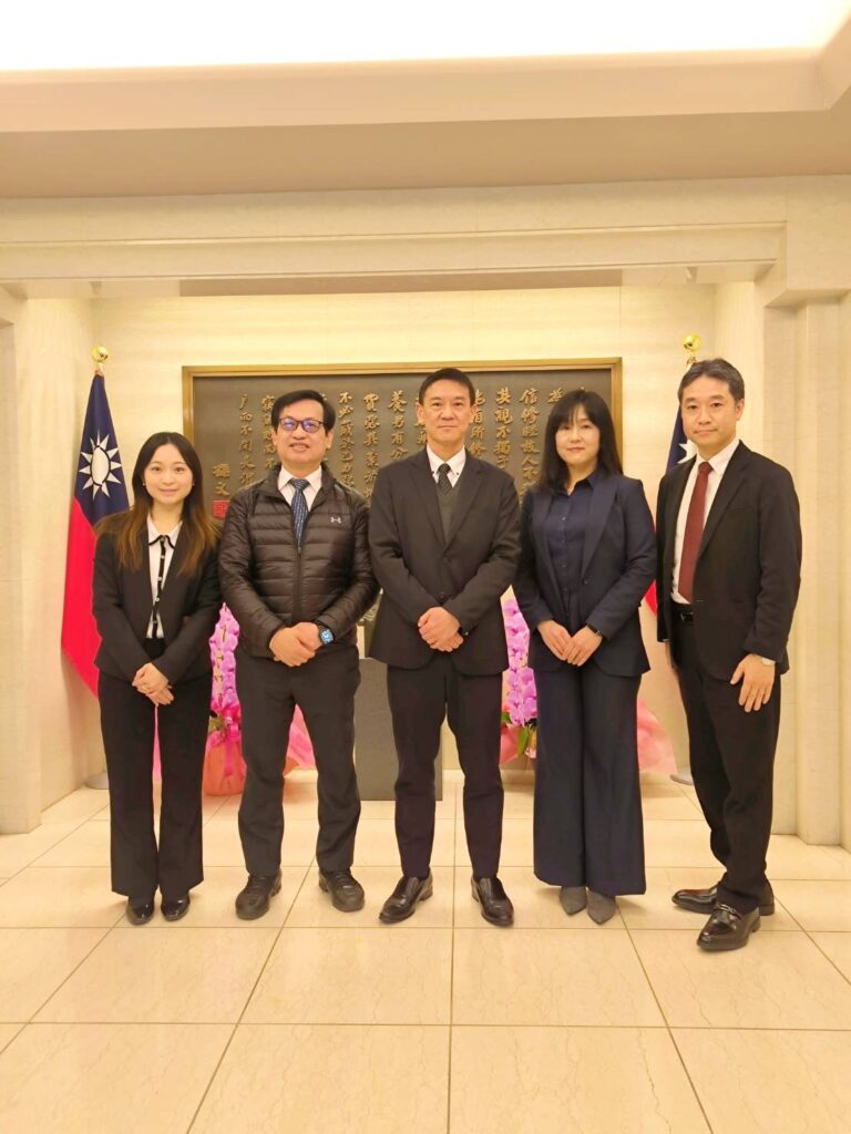 右１:多田恵副會長，右2:林佩芬會長，中:黃聖明組長，左1:井上華那事務局長，左2:陳福士會長