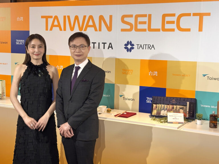 東京國際食品展10日開幕，台灣今年有194家食品企業組成「台灣館」參展，規模再創新高。展覽前一天，台灣館舉行展前記者會暖身，日本知名演員矢田亞希子（左）受邀，與外貿協會董事長黃志芳對談，並品嚐台灣美食。（圖:中央社）