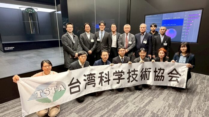 量子電腦實機見學。 前排左3:台灣駐日代表處科技組組長吳嘉文 前排左4:台灣科學技術協會理事長王貞翊 前排左5:IBM Think Lab永田哲久部長 後排左3:慶應義塾大學特任講師杜韋霖博士 左邊背景:IBM Quantum System One量子電腦