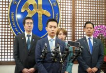 台湾を訪問し、台北市の外交部（外務省）で記者会見する自民党青年局の平沼正二郎局長（左2）＝2026年5月5日（圖:中央社）