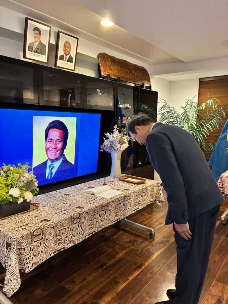 李逸洋代表がパラオ大使館を弔問 大統領の父逝去に深い哀悼