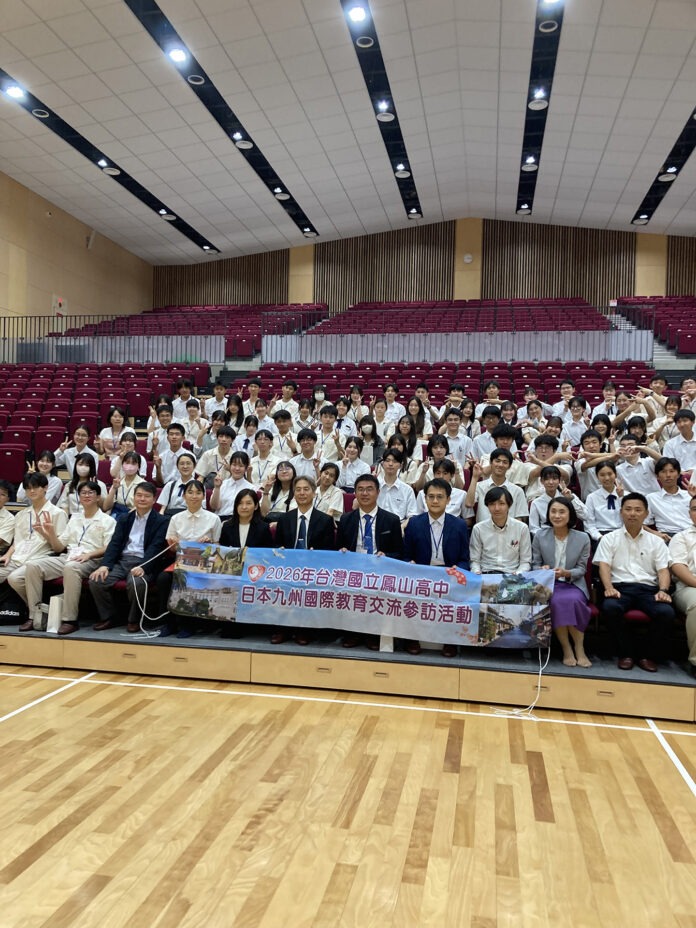福岡高校師生與訪團合影