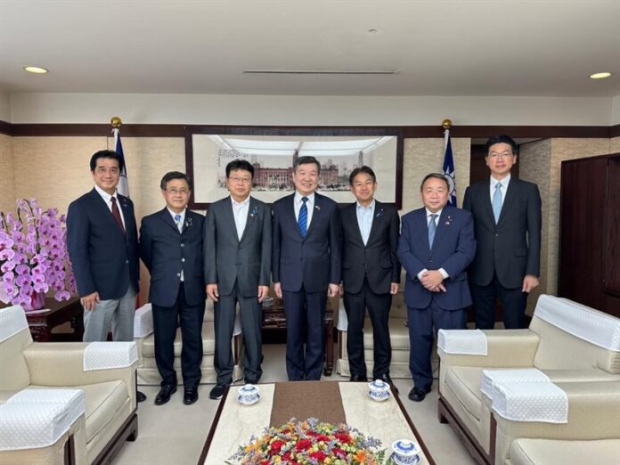 李逸洋駐日代表（中央）と北村晴男衆院議員（左から3人目）、石平参院議員（右から2人目）＝石平氏のXから