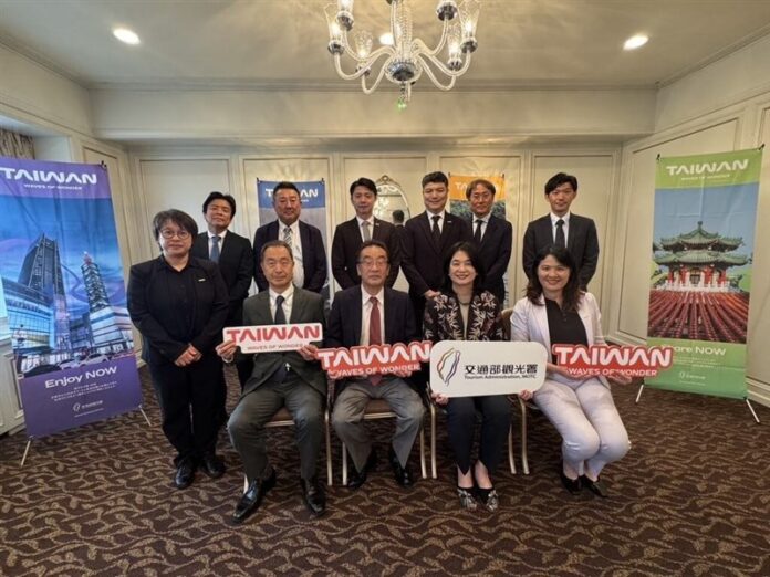 訪日し日本人観光客の誘致を図った陳玉秀観光署長（前列右から2人目）＝交通部観光署提供