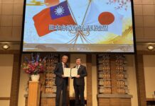 日台友好議連會長古屋圭司交給台北駐日經濟文化代表處代表李逸洋今年友台年度方針(圖/駐日代表処)