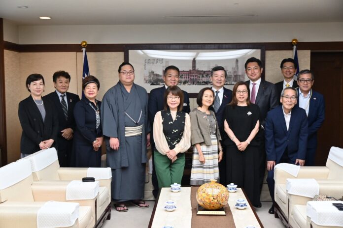 東白龍臺灣後援會成員林月理僑務委員（前排中央）、埼玉臺灣總會會長羅碧玲（左1）、埼玉台灣總會理事林秀音（左3）、臺灣新聞社社長錢妙玲（前排右2）