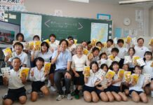 與學生合照、中：瀬戸淑枝（姜淑枝）女士