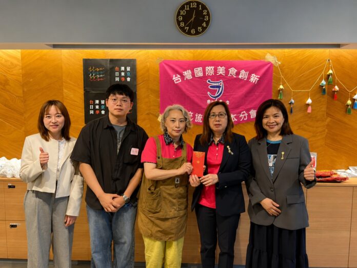 左起：李承芸副組長、陳智會長、蕉自卿老師、錢妙玲會長、劉夏如組長