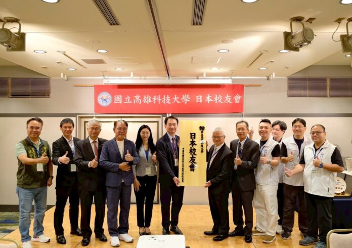 左3蔡明耀、左5馮燕華副會長、左6吳忠信校長(拿校友會牌)、右6黃俊銘會長(拿校友牌)、右5楊敏政副會長 左3蔡明耀、左5馮燕華副會長、左6吳忠信校長(拿校友會牌)、右6黃俊銘會長(拿校友牌)、右5楊敏政副會長
