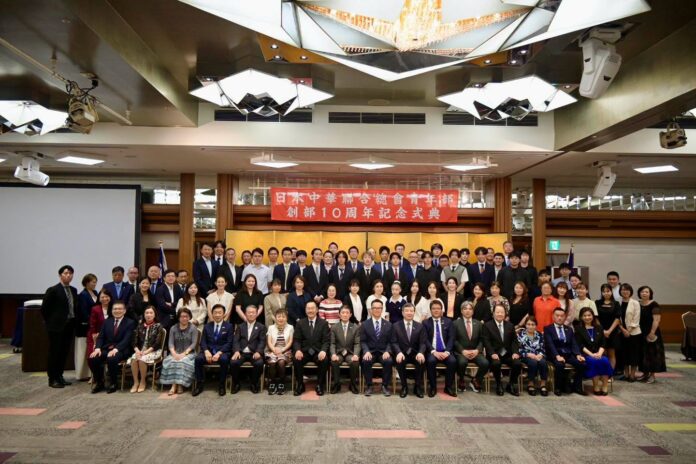 日本中華聯合總會青年部創部10週年紀念活動於東京舉行,與會貴賓及僑界代表合影留念。 日本中華聯合總會青年部創部10週年紀念活動於東京舉行,與會貴賓及僑界代表合影留念。