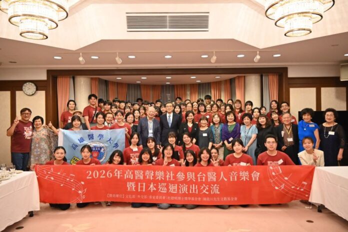 駐日副代表周學佑與高醫大聲樂社團員及台醫人合同音樂會執行部成員等乙行合影 駐日副代表周學佑與高醫大聲樂社團員及台醫人合同音樂會執行部成員等乙行合影