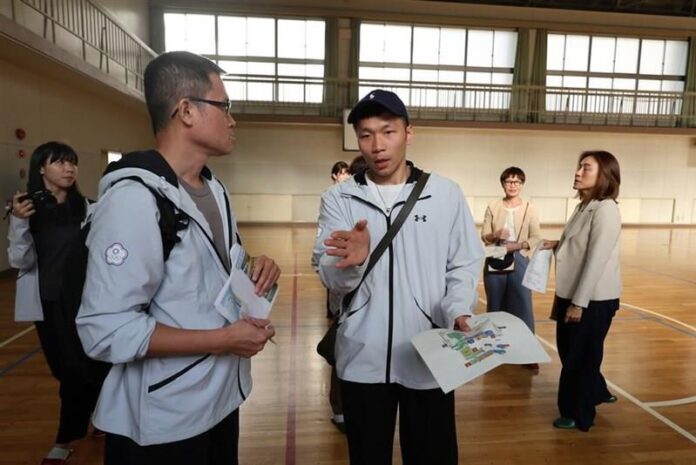台湾代表のサポート拠点が設置される旧名古屋市立御園小学校を視察する李洋・運動部長（手前右）（写真提供：中央社）