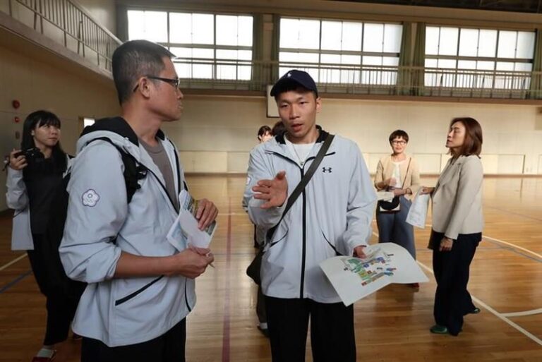 台湾代表のサポート拠点が設置される旧名古屋市立御園小学校を視察する李洋・運動部長（手前右）（写真提供：中央社）