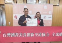 益城町捐款（左：西村博則町長、右：錢妙玲會長）