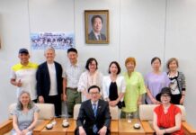 范振國處長(前排中)與日本中部地區台灣同鄉會陳惠貞會長(前排左)以及幹部合影