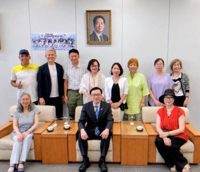 范振國處長(前排中)與日本中部地區台灣同鄉會陳惠貞會長(前排左)以及幹部合影 范振國處長(前排中)與日本中部地區台灣同鄉會陳惠貞會長(前排左)以及幹部合影