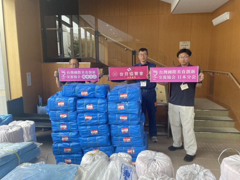 台日民間攜手支援熊本震災　500張藍色防水帆布送抵甲佐町、八代市