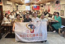 左1周嬪淑顧問、左2西川修理事長、右1ほんべクリニック院長本部千博、右2正田千媛會長