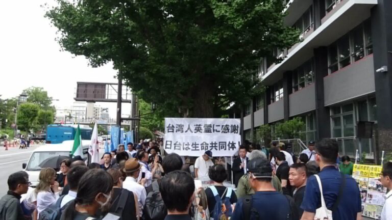 靖国神社前で日台合同演説会