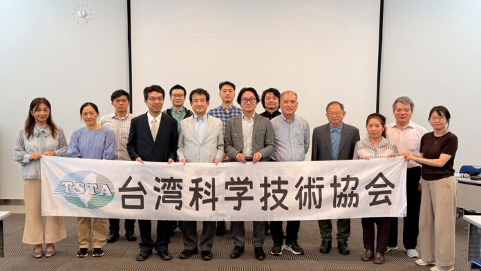 【全體出席人員合照】前排右6:台灣駐日代表處科技組 林育聖課長，前排左3:台灣科學技術協會理事長 王貞翊，前排左4: 安全保障戰略研究所 勝海仁講師