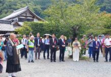 出發前聆聽天龍寺住持的勉勵與祝福