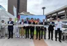台湾農産物の魅力をPRする「農力應援 臺灣農產品推廣園遊會」の参加者ら。