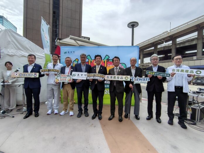 台湾農産物の魅力をPRする「農力應援 臺灣農產品推廣園遊會」の参加者ら。