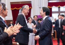 賴清德總統10月10日接見日本國會議員國慶祝賀團，與日本台灣友好議員聯盟會長古屋圭司握手。（照片來源：總統府）