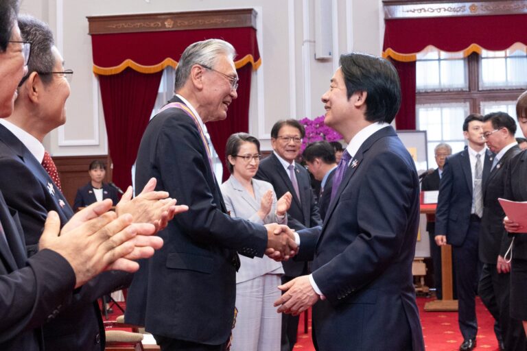 賴清德總統10月10日接見日本國會議員國慶祝賀團，與日本台灣友好議員聯盟會長古屋圭司握手。（照片來源：總統府）