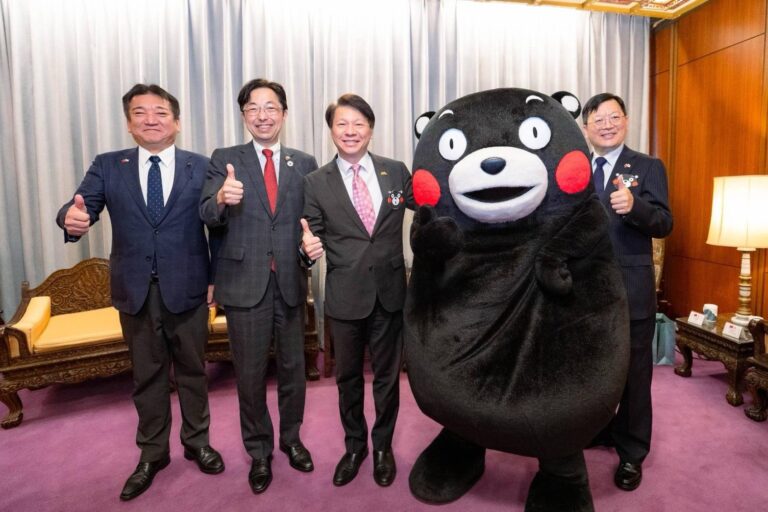外交部主任秘書甄國清（中）熊本県知事木村敬（左二）、熊本県議會議長內野幸喜（左一）及「くまモン」部長紀念合影。